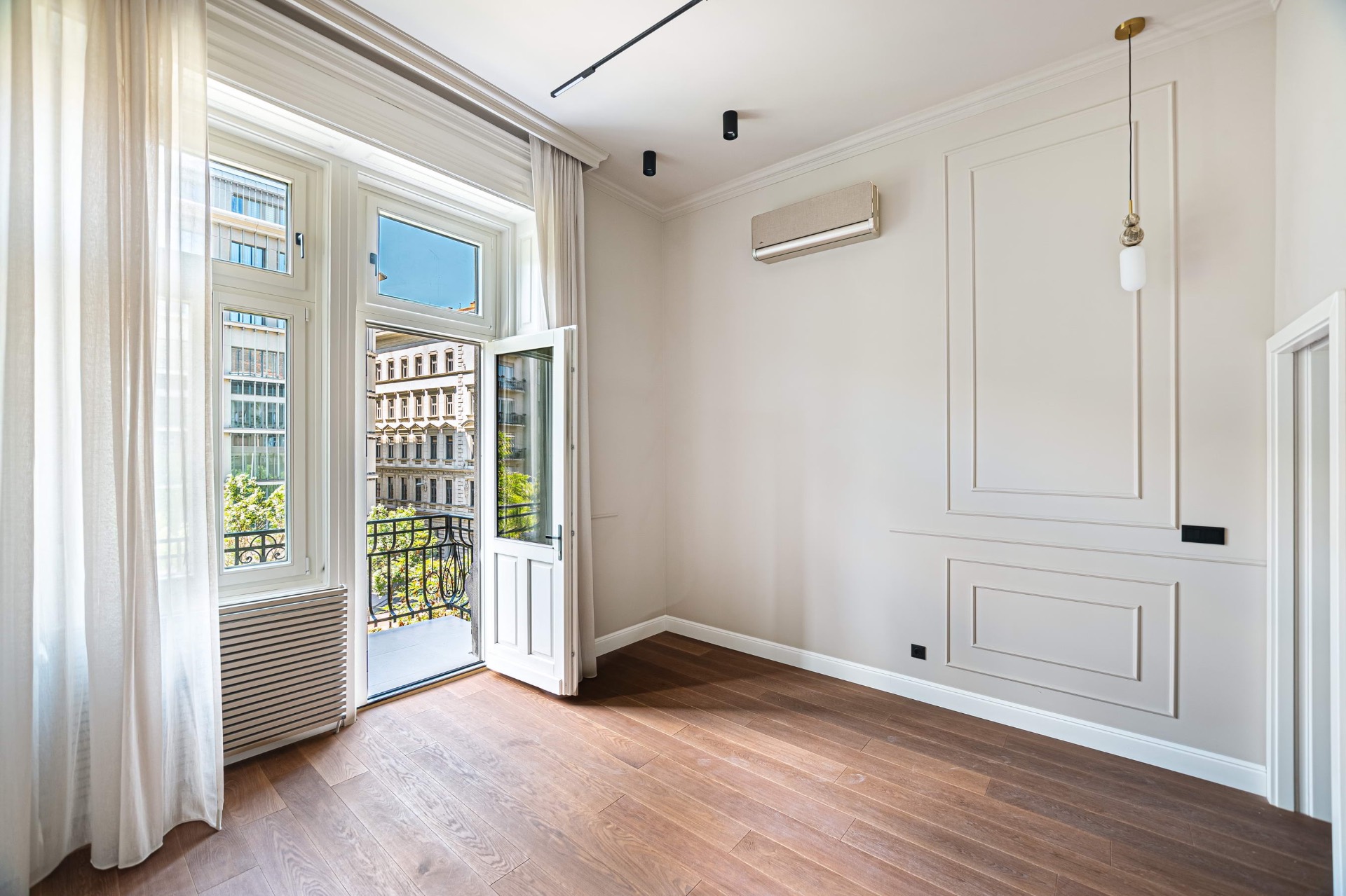 Room opening to the French balcony