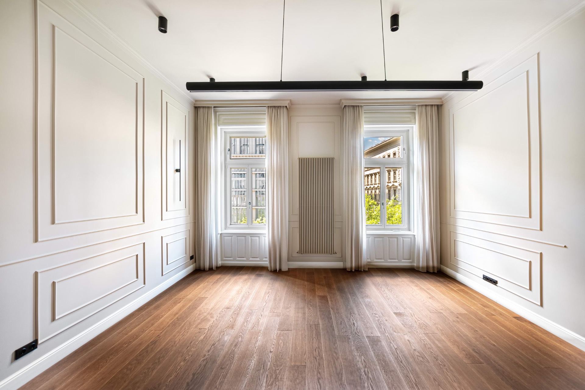 Symmetric room with double windows